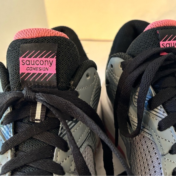 Saucony Women's Gray and Pink Running Shoes Size 9w. - Picture 2 of 5
